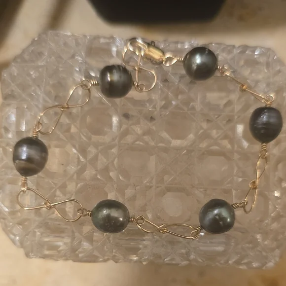 Hawaiian Tahiatian Black Pearl Infinity Bracelet - Picture 3 of 3